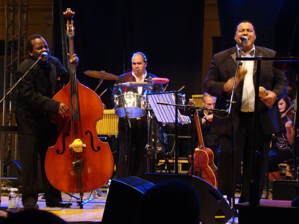 Band auf einer Bühne mit Kontrabass und Percussion