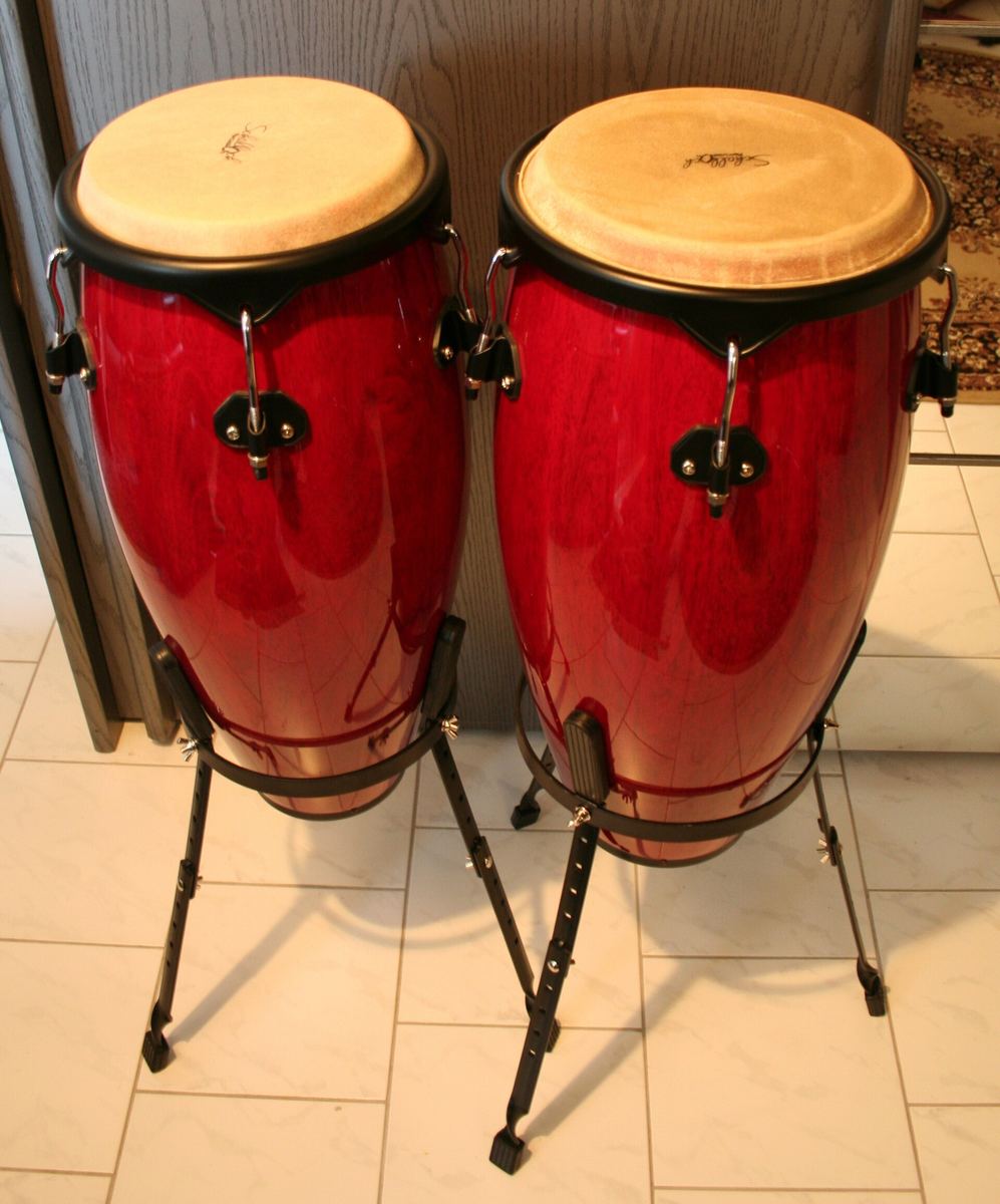 Zwei rote Congas auf Ständern