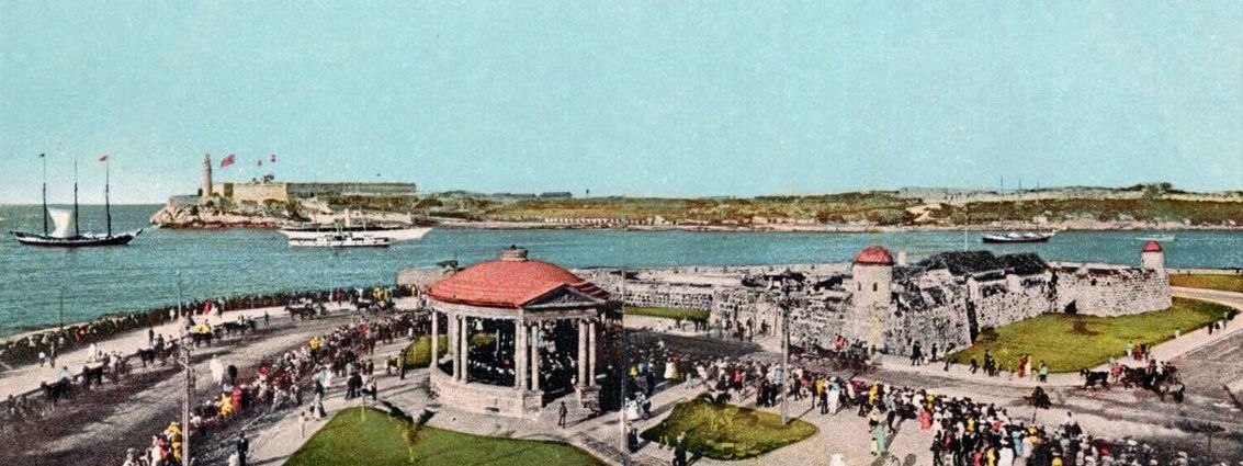 Alte kolorierte Postkarte der Uferpromenade von Havanna mit Pavillon und der Festung El Morro im Hintergrund